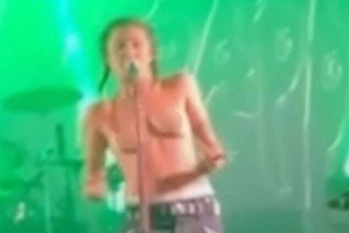 Rebecca Baby si spoglia in concerto: il suo messaggio audace per la normalizzazione del topless