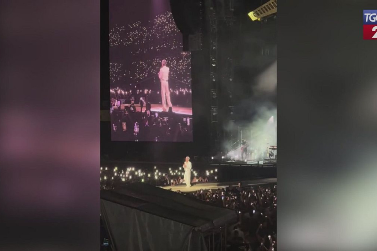 Robbie Williams rende omaggio a Diogo Jota con un emozionante tributo durante il concerto di Barcellona