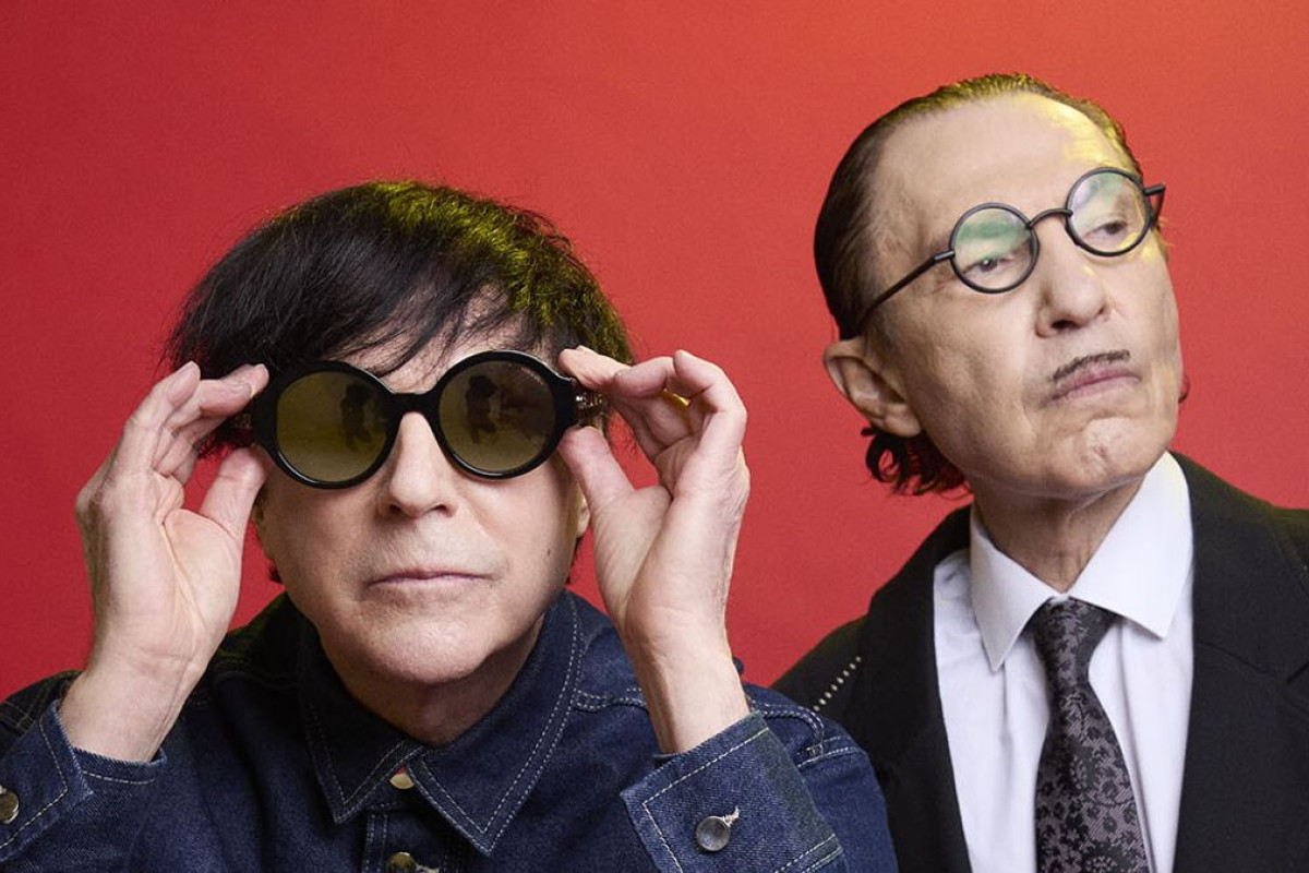 Sparks: la trasformazione musicale di Ron e Russell Mael dagli anni ’70 al synth-pop che ha cambiato tutto