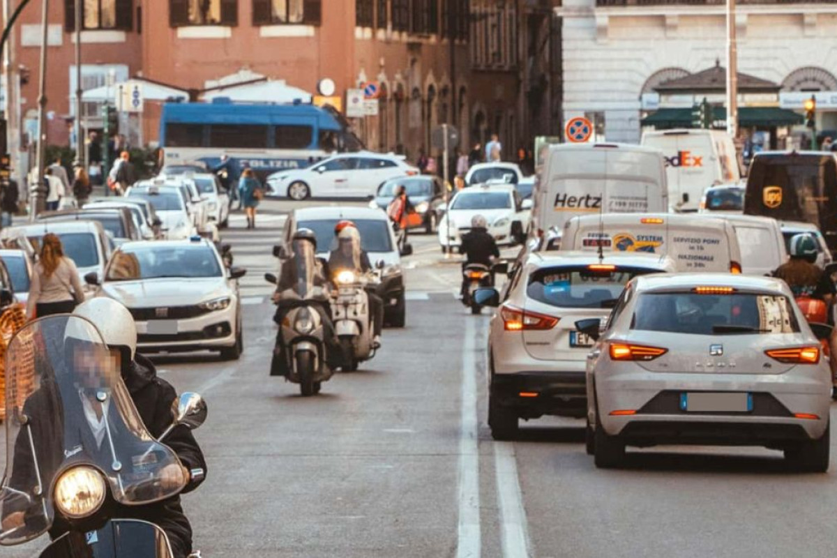 Città in allerta: il divieto di svolta a sinistra per la sicurezza stradale si diffonde ovunque