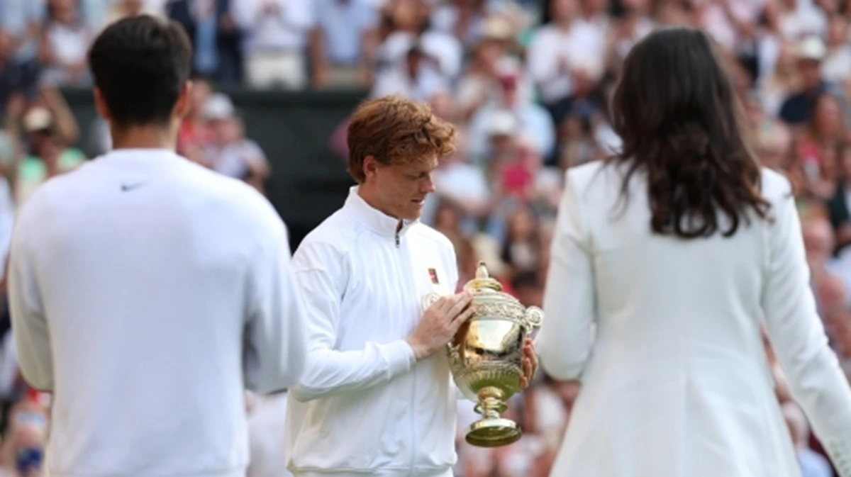 Sinner e Alcaraz a Wimbledon: il sorprendente motivo dietro il gesto del tennista italiano con la coppa vinta