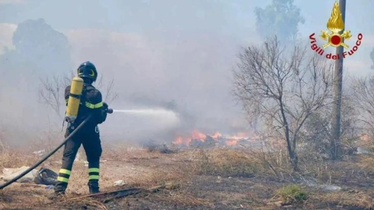 Catania in crisi: incendio vicino all’aeroporto causa sospensione voli e chiusura dello spazio aereo