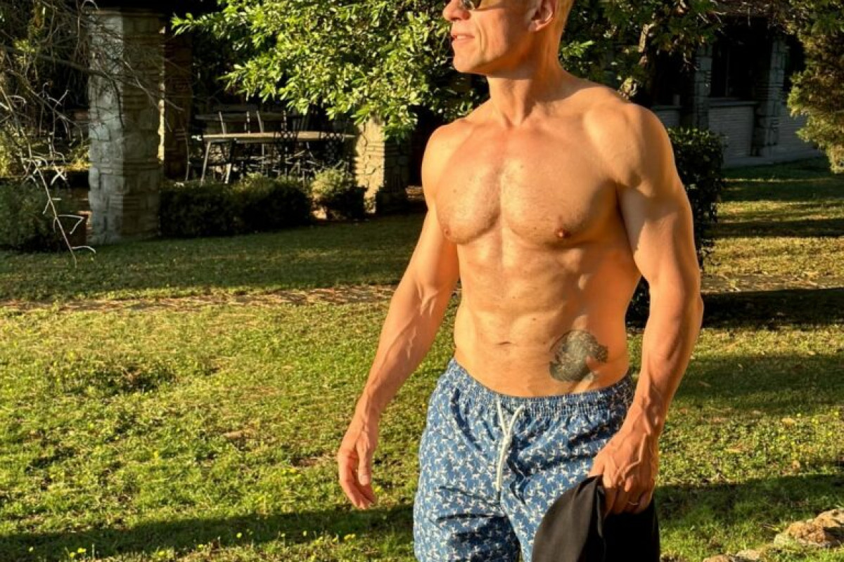 Stefano Accorsi a 54 anni: il segreto di un fisico scolpito tra albe e allenamenti all’aperto