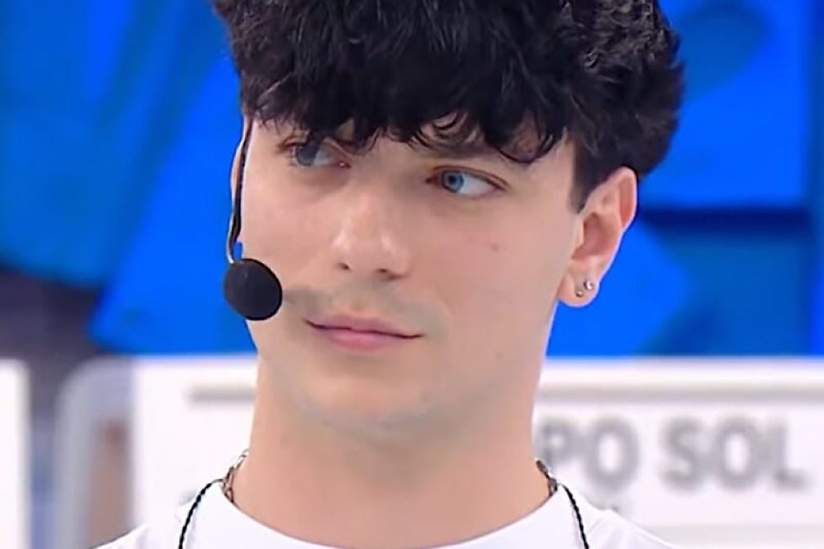 Trigno scatena polemiche sui social con una foto audace tra i regali dei fan