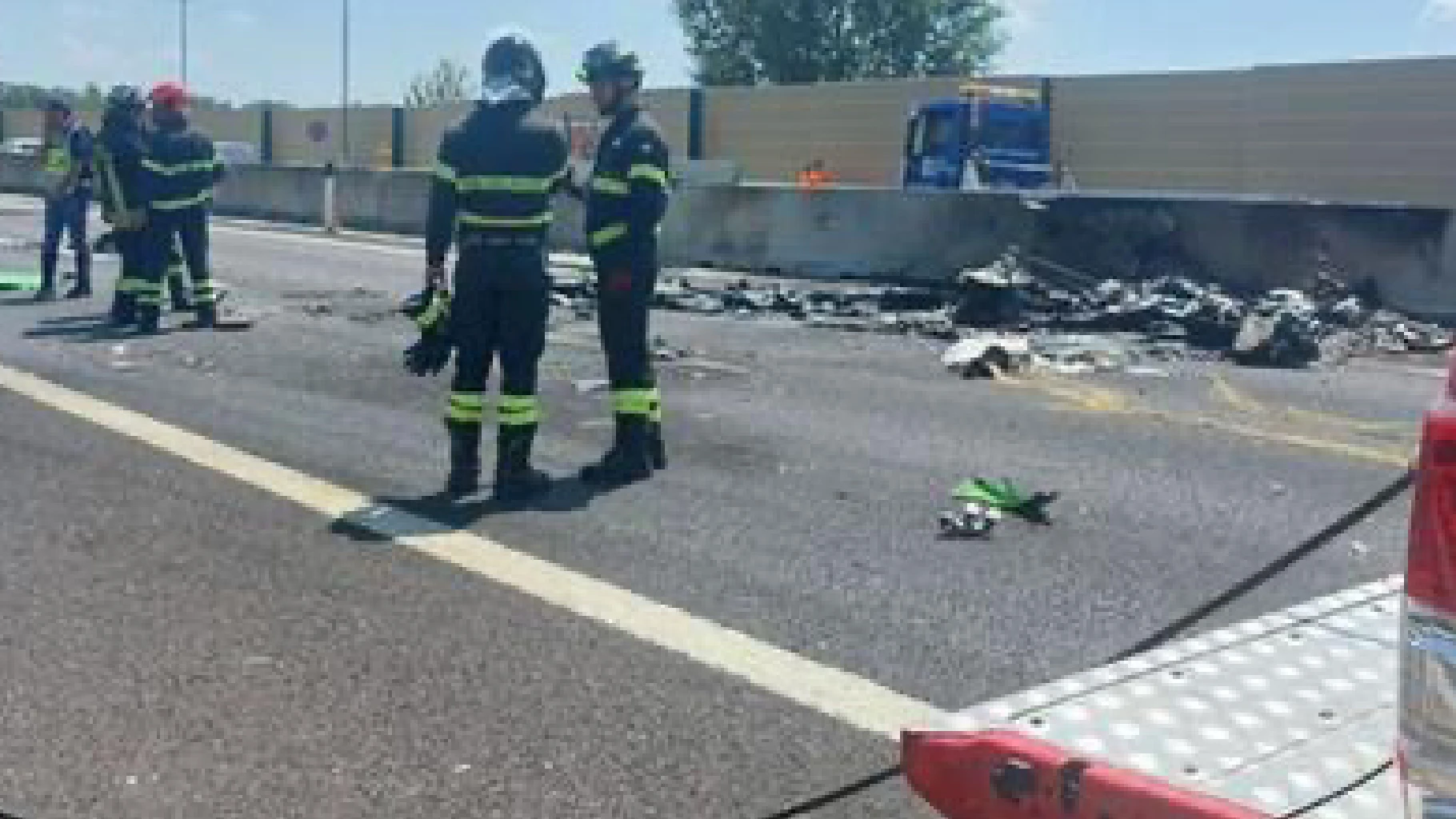 Ultraleggero si schianta sull’A4: tragedia vicino a Brescia con due morti e auto distrutte nella collisione
