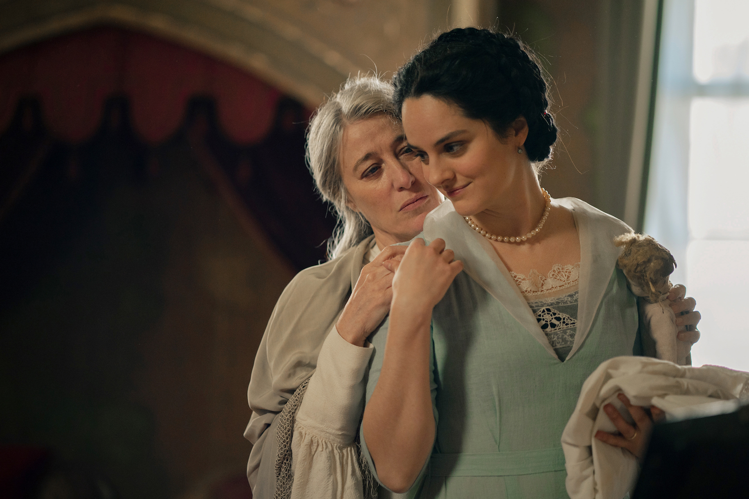 Eleonora Duse al tramonto, il film di Pietro Marcello svela il complesso legame con la figlia e il fascino della diva