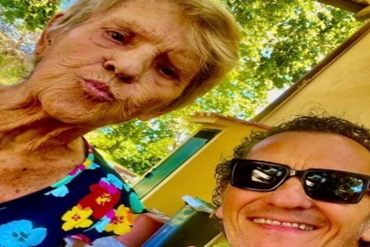 Enzo Salvi annulla spettacolo in Calabria: la commovente scelta per assistere la madre malata