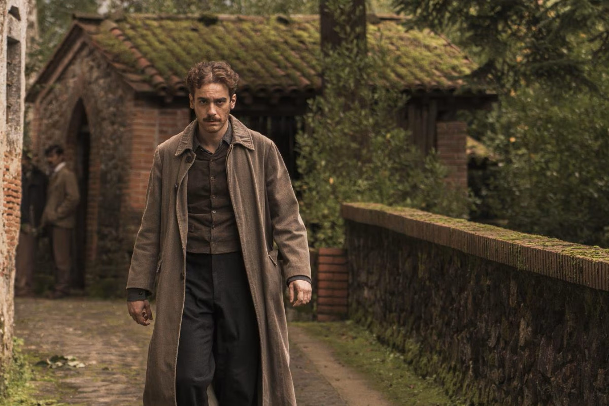 Zvanì: Federico Cesari interpreta Giovanni Pascoli in un affascinante tv movie su Rai1