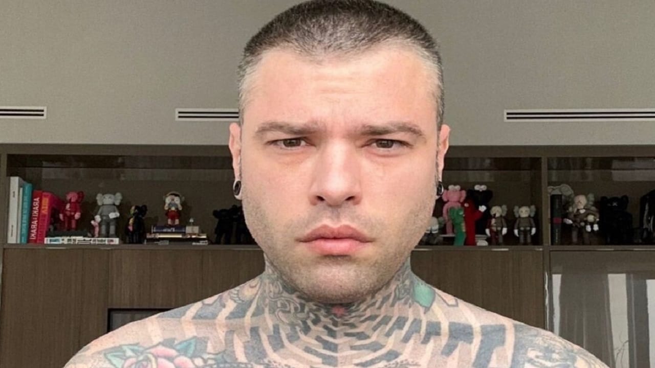 Fedez al centro delle polemiche: vacanza da sogno su yacht di lusso con la famiglia La Russa in Sardegna