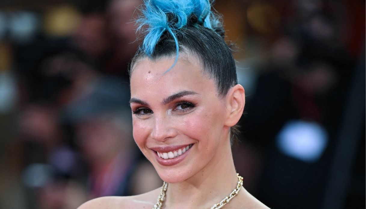 Festival del Cinema di Venezia 2025: Rose Villain sorprende con un audace look punk e cresta turchese alla prima serata