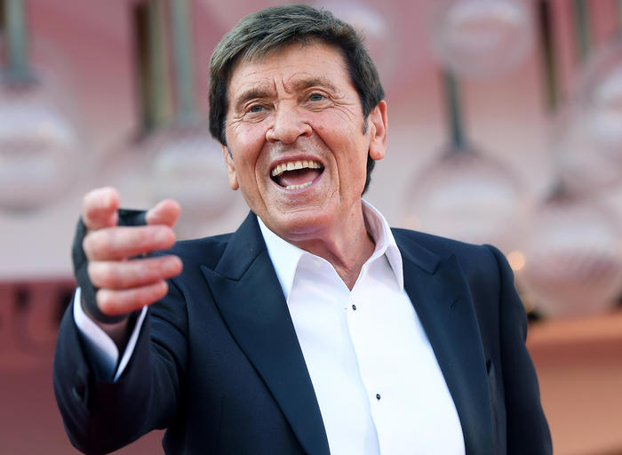 Gianni Morandi si prende una pausa dai social: scopri il motivo dietro questa scelta per ritrovare equilibrio e serenità.