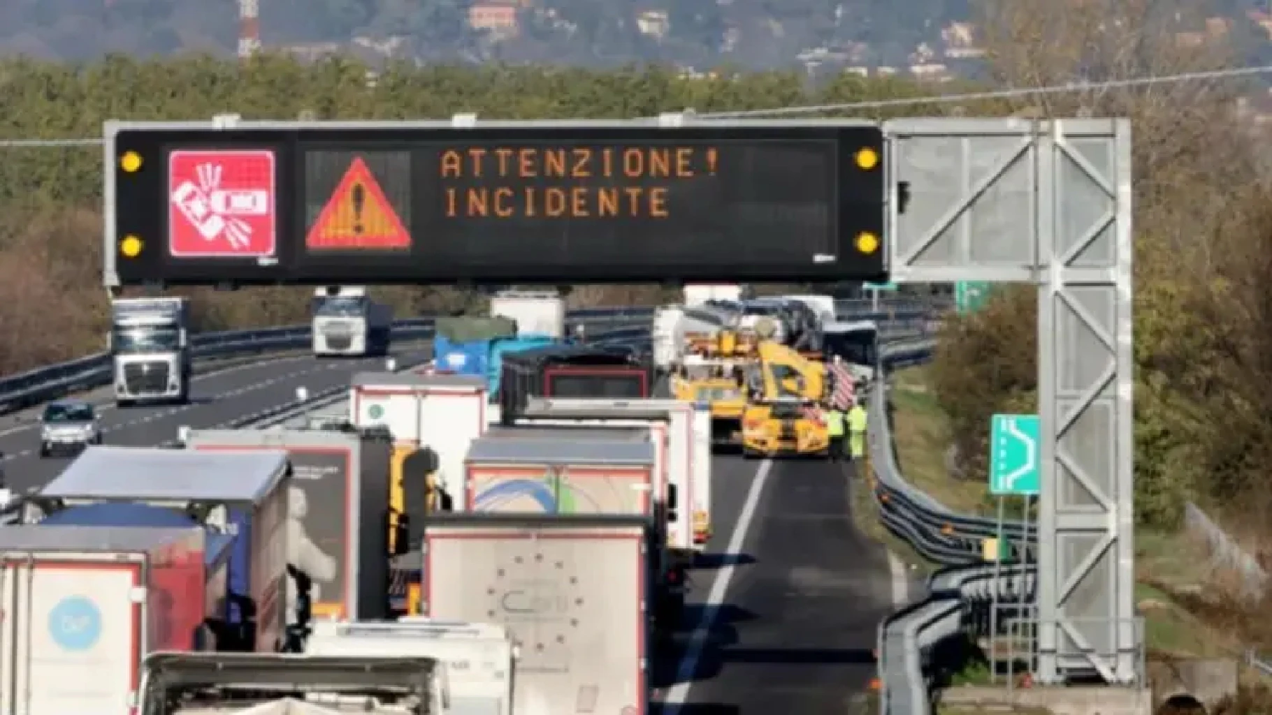 Grave incidente sulla A13: due furgoni in fiamme all’alba, il tragico bilancio delle vittime sconvolge tutti