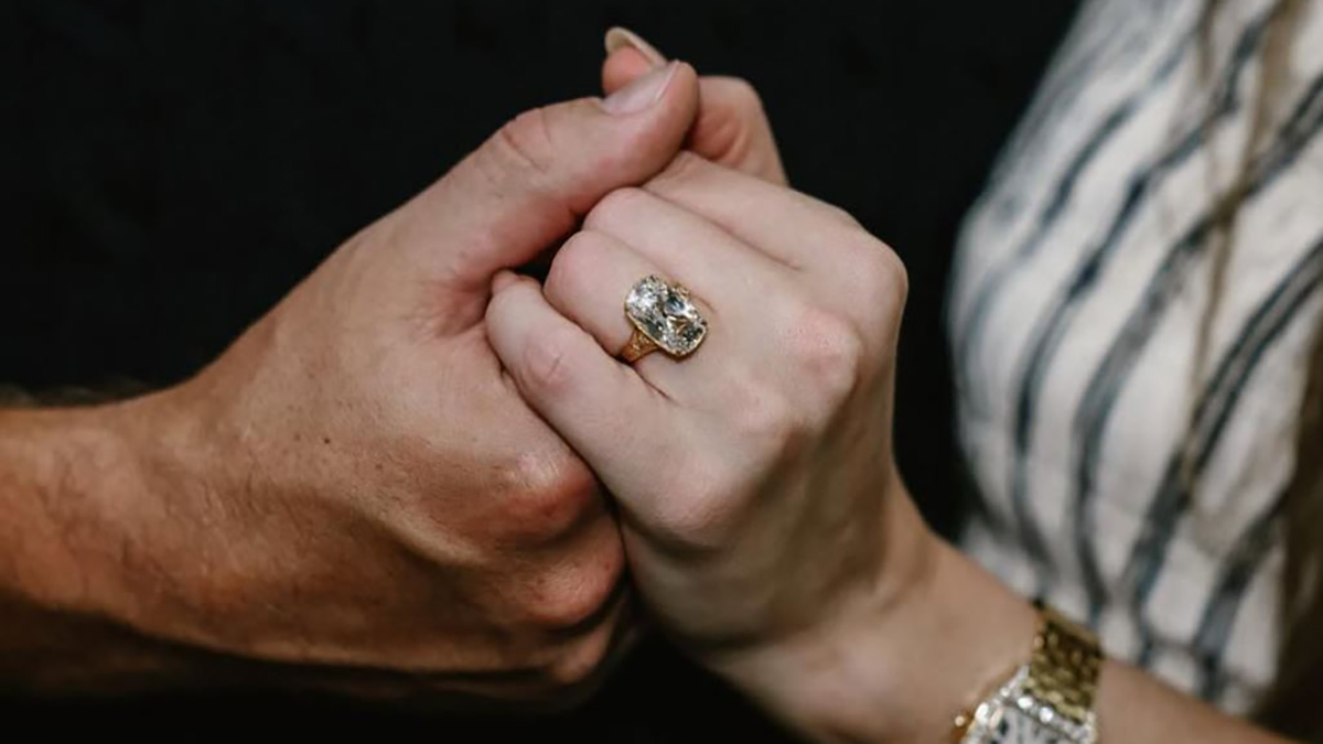 Il fidanzamento che ha sconvolto il web: la cantante e il campione sorprendono tutti con la loro storia d’amore