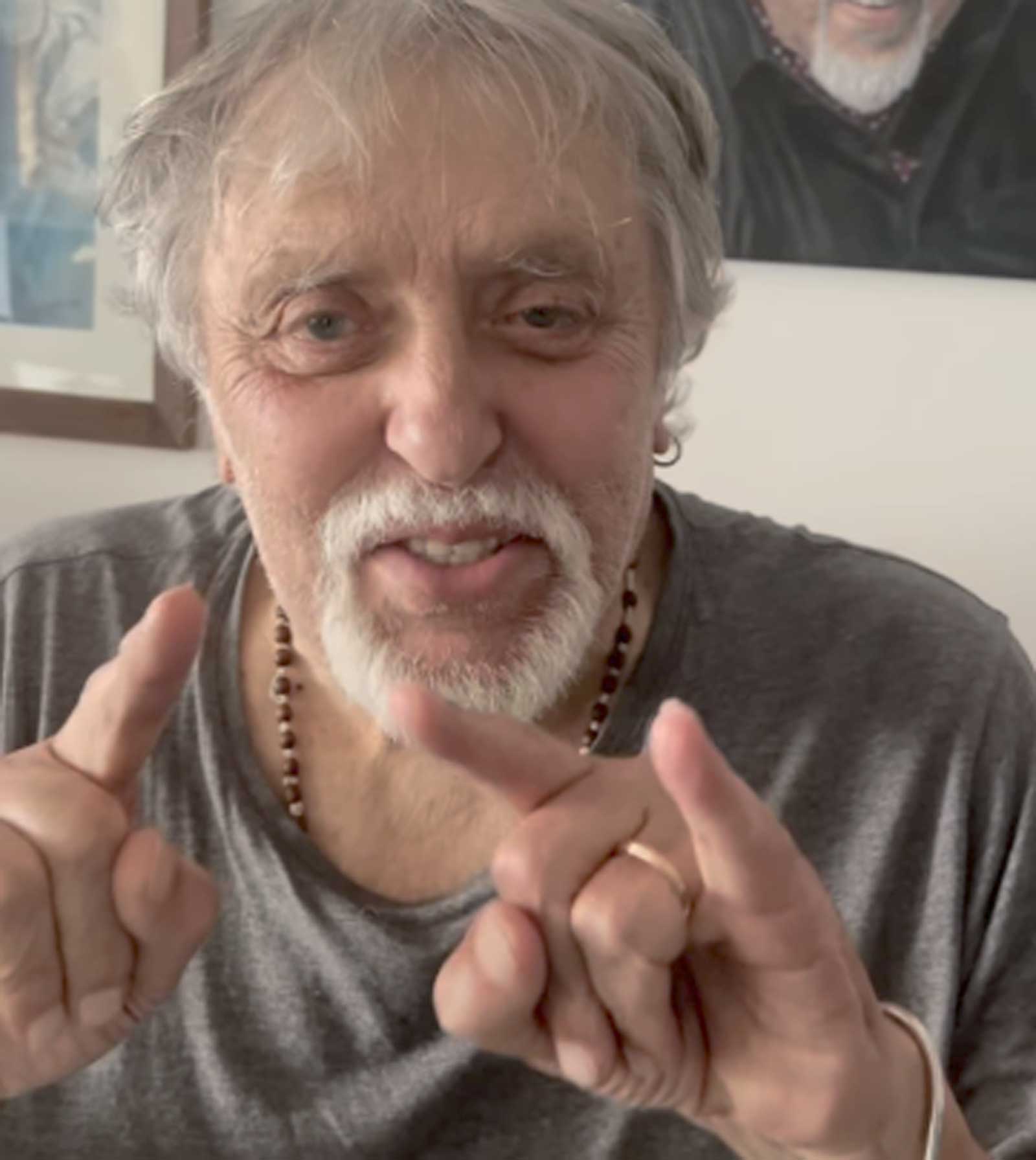 Maurizio Mattioli smentisce la falsa notizia della sua morte: il video che sorprende i fan per la quarta volta