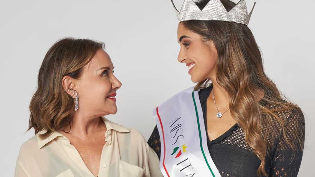 Miss Italia 2025 tra esclusioni e polemiche: il concorso torna su Raiplay e scatena reazioni contrastanti nel pubblico