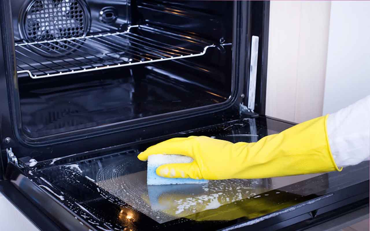 Scopri il metodo infallibile per un forno splendente: il trucco che sta facendo impazzire tutti!
