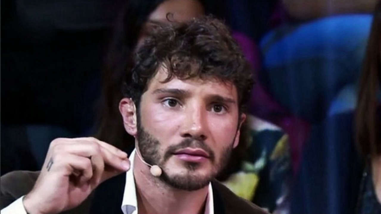 Stefano De Martino: denunce per i video intimi rubati, cosa rischiano gli utenti coinvolti