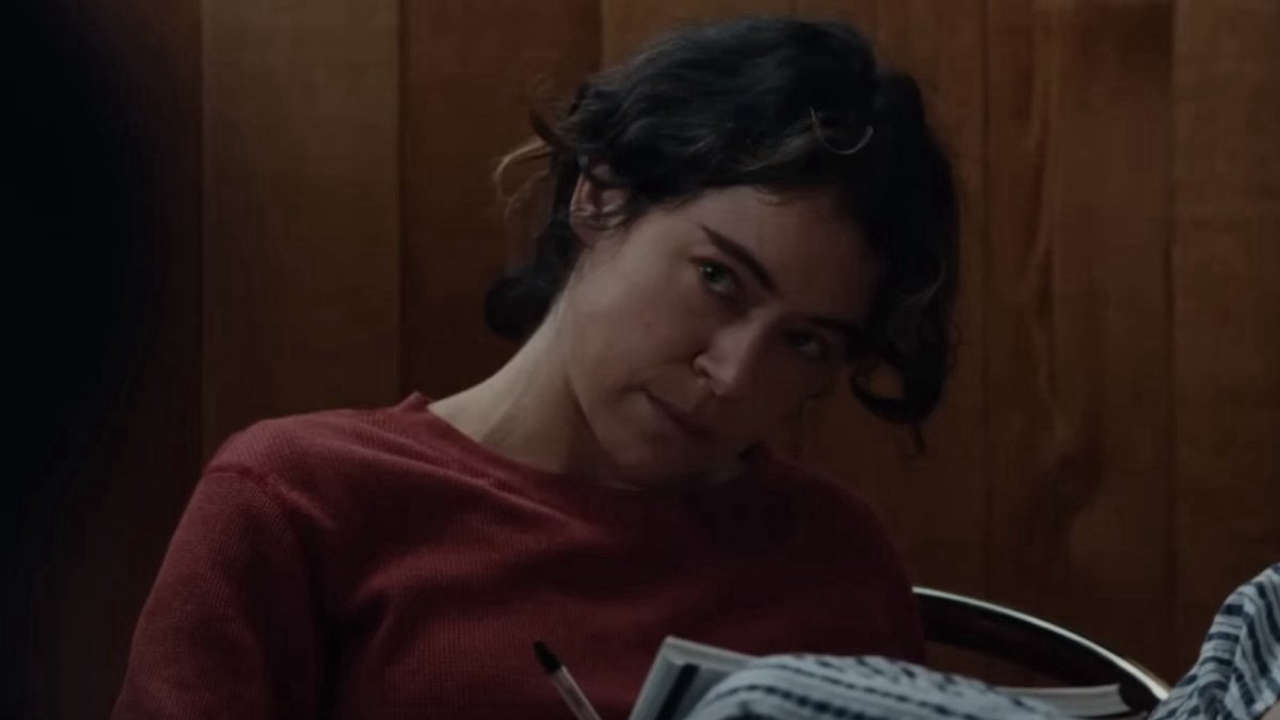 Keeper, il nuovo film di Osgood Perkins, trasforma il romanticismo di Tatiana Maslany in horror