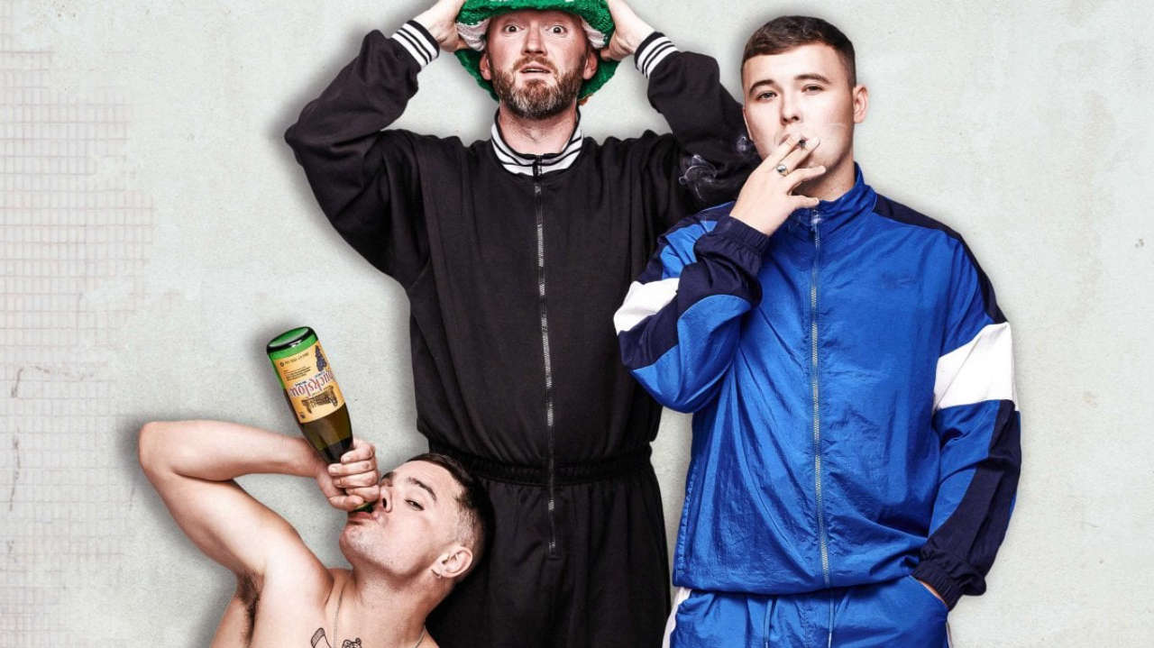 Kneecap esplora il rap in irlandese nella clip esclusiva del film con Michael Fassbender