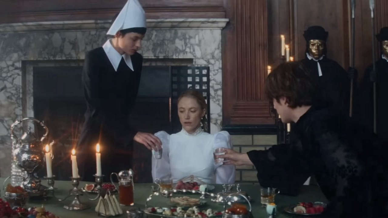 100 Nights of Hero, il trailer con Emma Corrin e Nicholas Galitzine alle prese con Maika Monroe