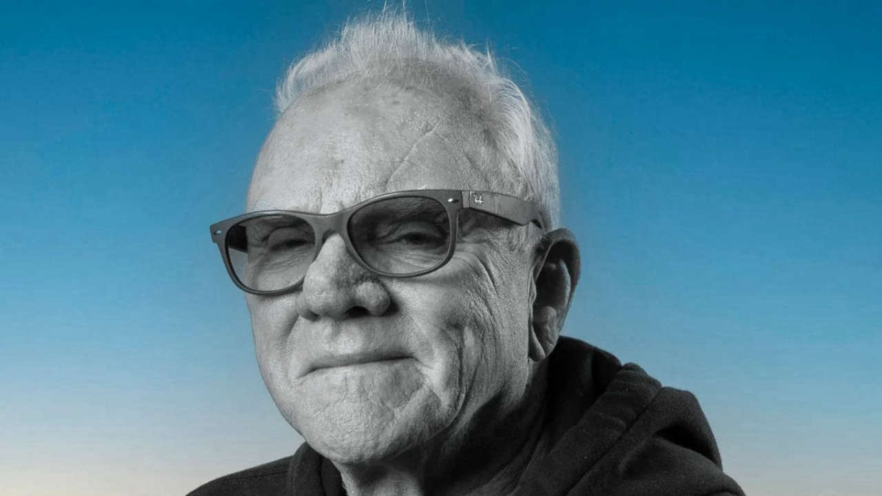 Emily in Paris, Malcolm McDowell non guarda la serie ma elogia le straordinarie qualità di Lily Collins