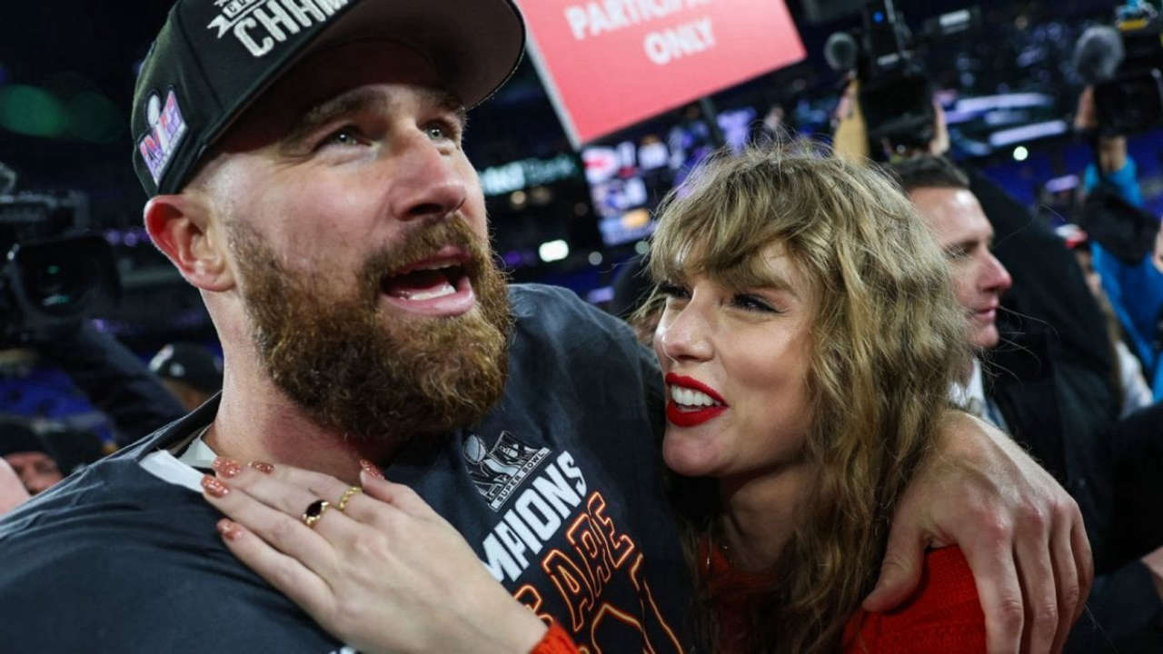 Taylor Swift e Travis Kelce annunciano il fidanzamento con foto sui social media