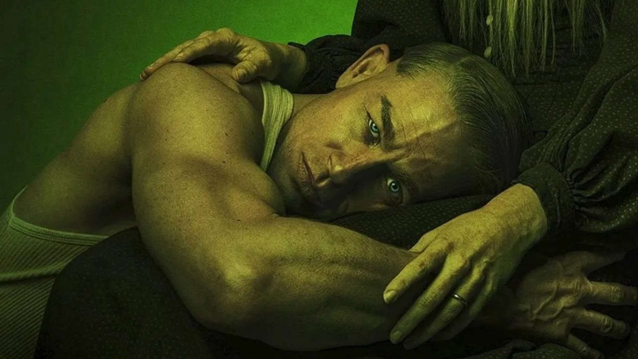 Mostro: Charlie Hunnam è Ed Gein nei poster della terza stagione e data di uscita rivelata