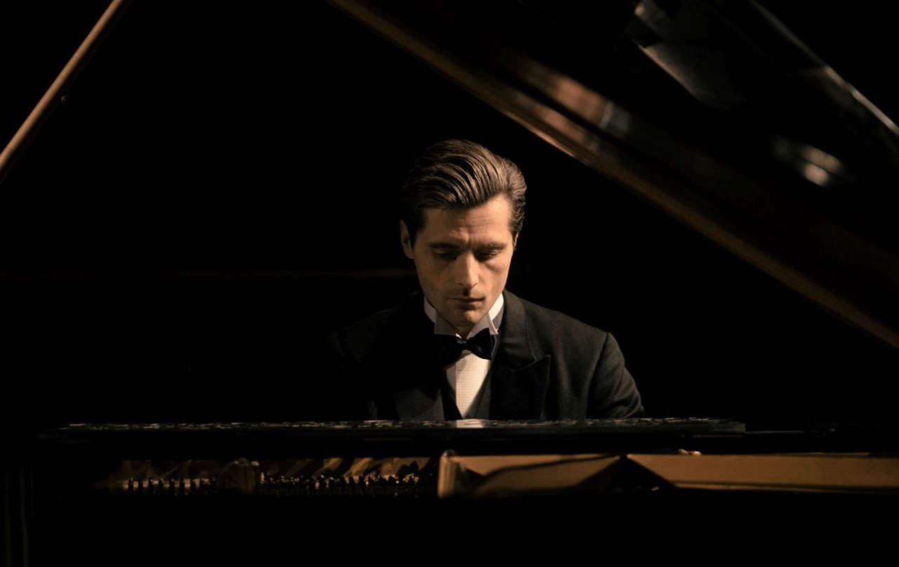 Bolero, recensione di un biopic in costume classico che manca di incisività e originalità