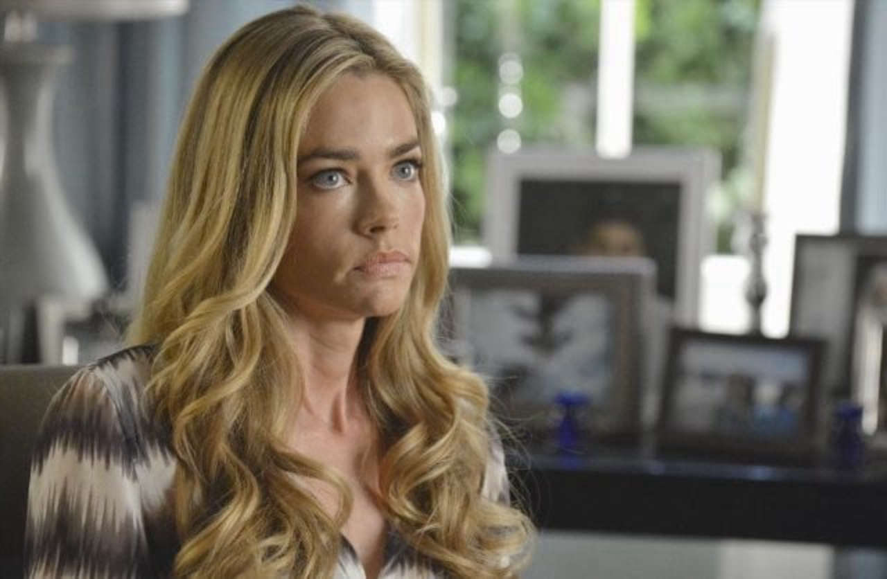 Denise Richards accusa l’ex marito Aaron Phypers di aver devastato la loro villa