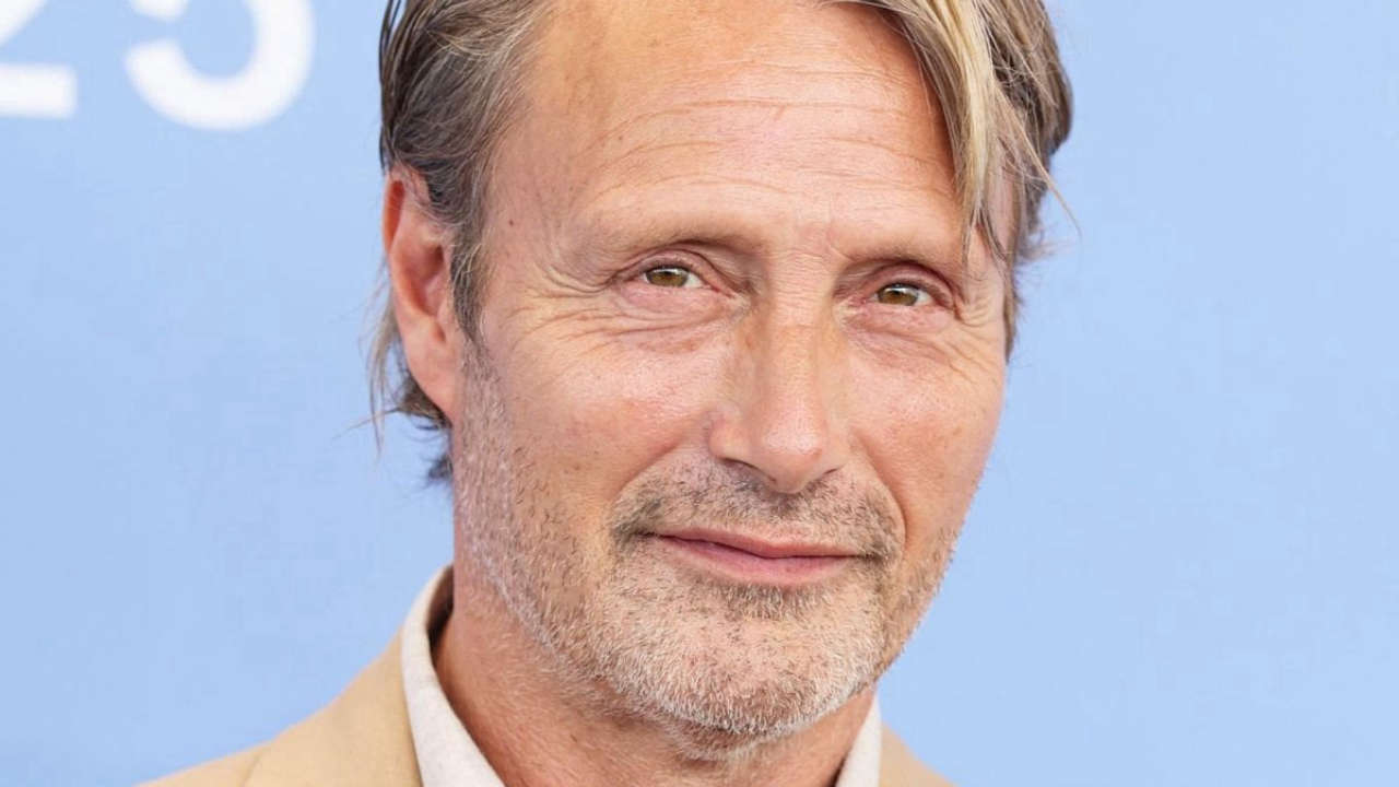 Mads Mikkelsen esprime le sue preferenze musicali tra Abba e Beatles e parla di bevande
