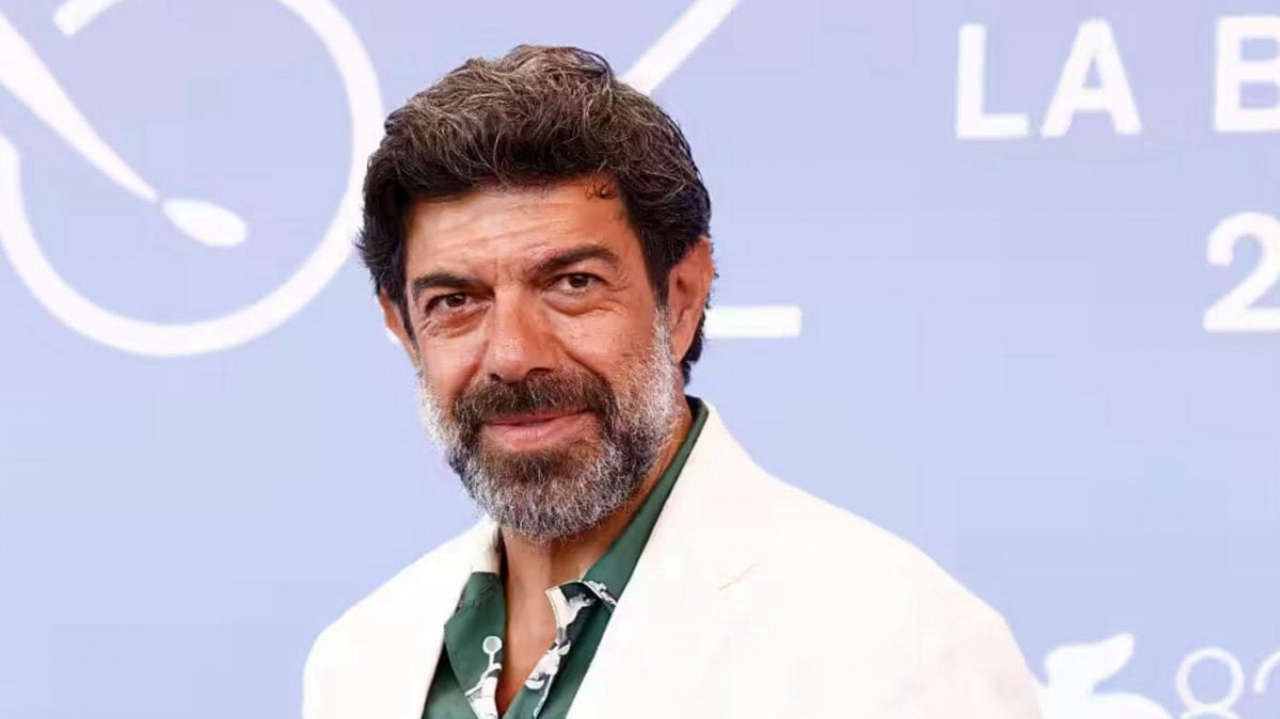 Pierfrancesco Favino a Venezia si propone come “maestro” di tennis e parla di Sinner