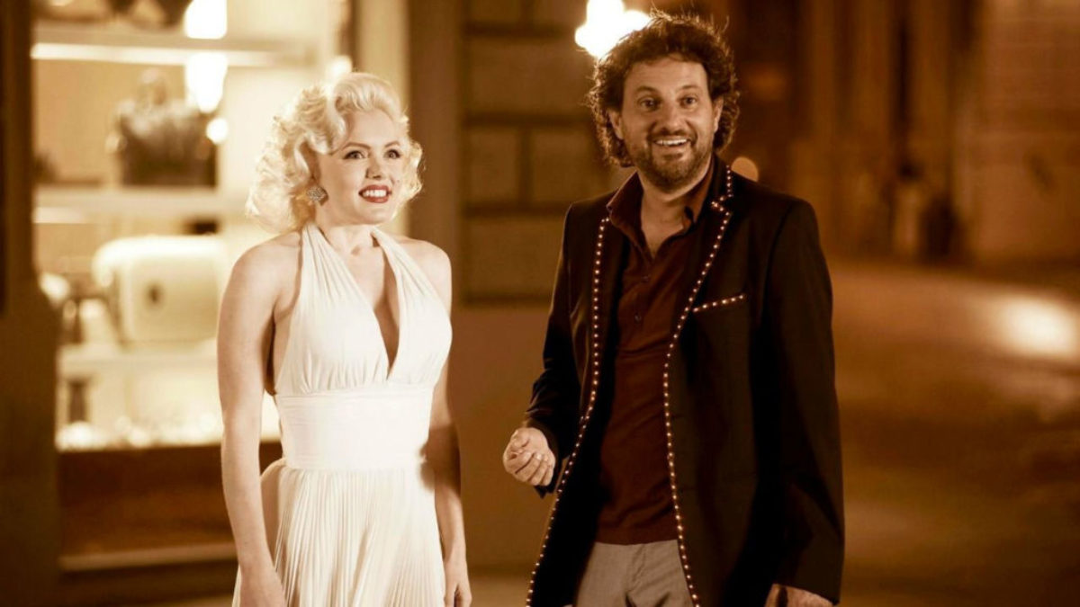 Io e Marilyn in prima visione su Rete 4: la storia di un idraulico in cerca di riscatto con l’aiuto di un fantasma iconico