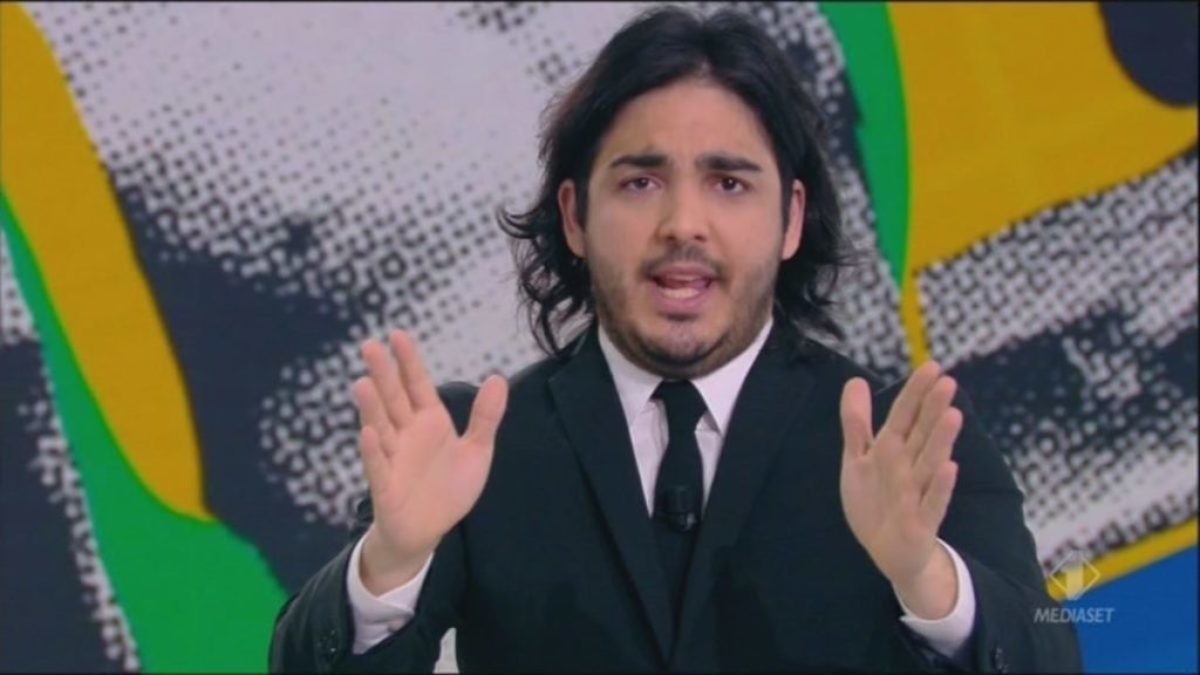 Max Angioni debutta su Italia 1 con Max Working – Lavori in corso tra comicità e mestieri quotidiani