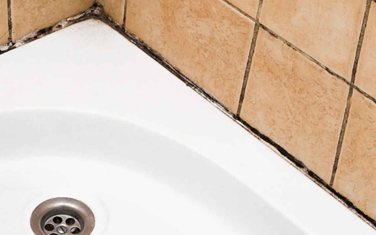 Scopri il trucco geniale per eliminare le fughe nere della doccia in un batter d’occhio!