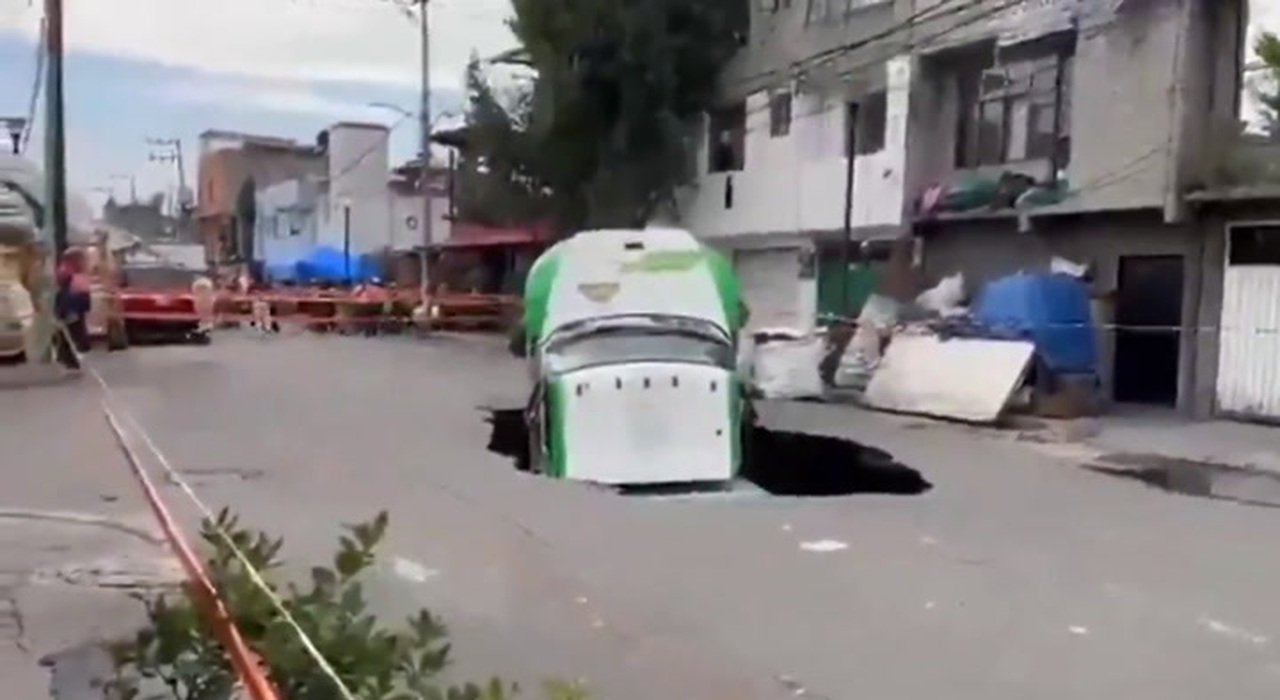 Voragine inghiotte camion a Iztapalapa senza feriti, indagini su problemi di drenaggio