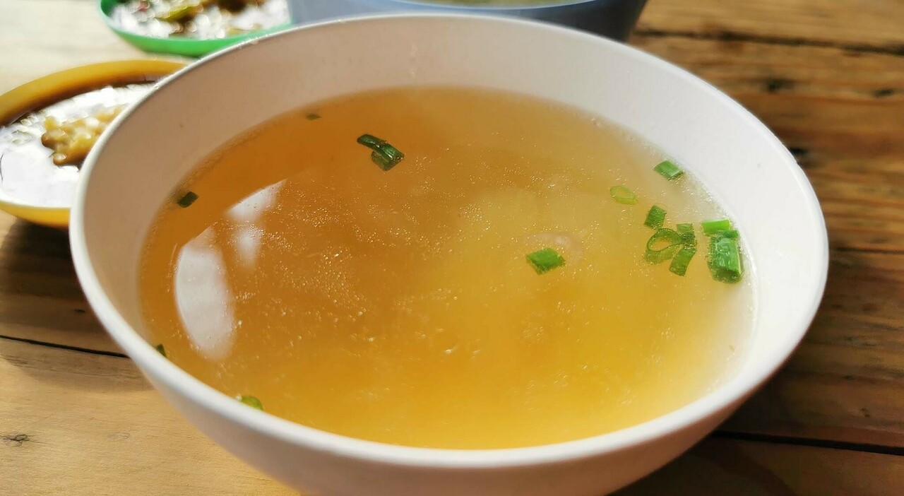 Due adolescenti condannati a risarcire 2,2 milioni di yuan per gesto irresponsabile in ristorante di Shanghai