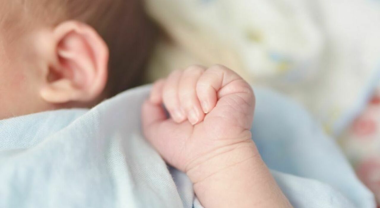 Neonata trovata sepolta viva in India, la tragedia di un problema sociale radicato