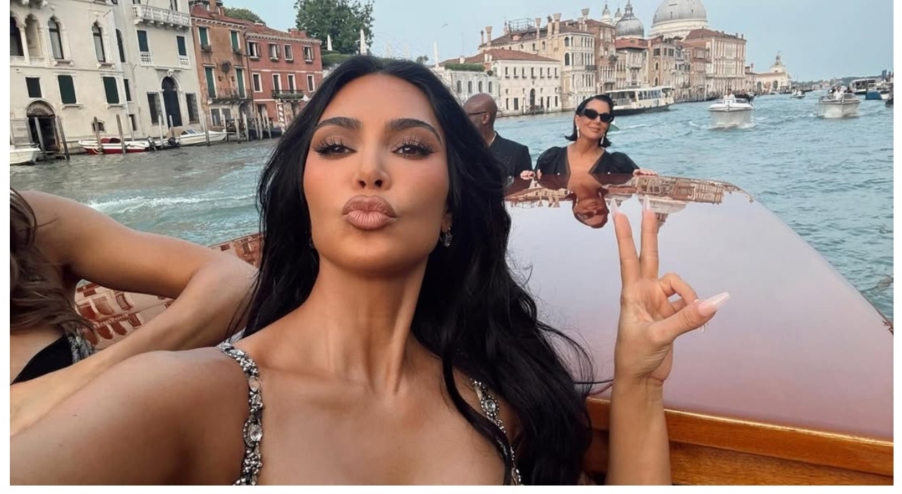 Kim Kardashian si presenta a un appuntamento al buio con il curriculum e scopre di essere in un incontro romantico