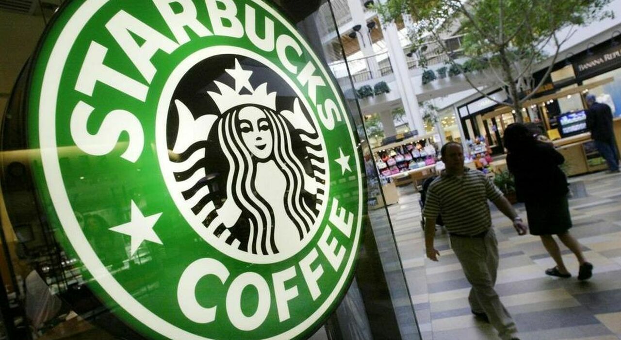 Starbucks annuncia ristrutturazione globale con chiusure e tagli ai posti di lavoro mentre il nuovo CEO affronta polemiche per il suo contratto
