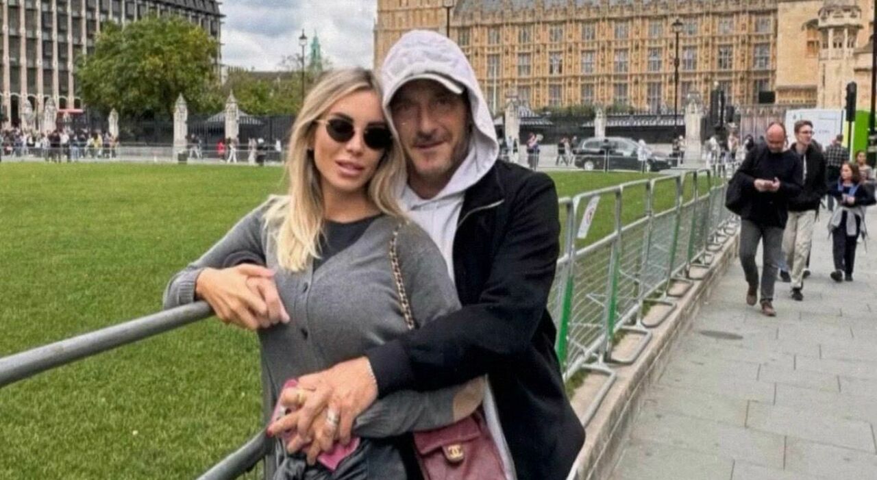 Francesco Totti festeggia il 49° compleanno a Londra con Noemi Bocchi mentre i figli restano in silenzio