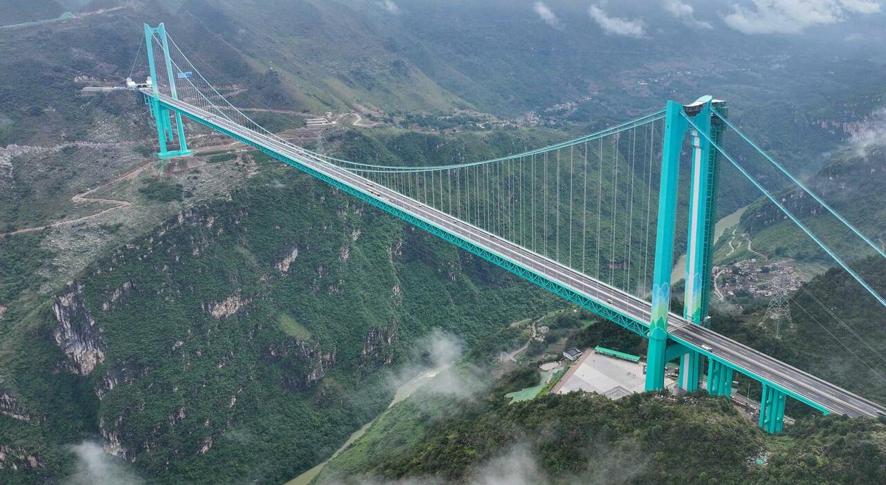 Ponte del Grand Canyon Huajiang: inaugurato il ponte sospeso più alto del mondo in Cina