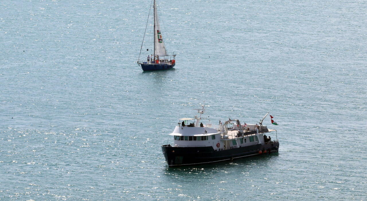 Flotilla in Navigazione Verso Gaza tra Obiettivi Umanitari e Rischi di Conflitto