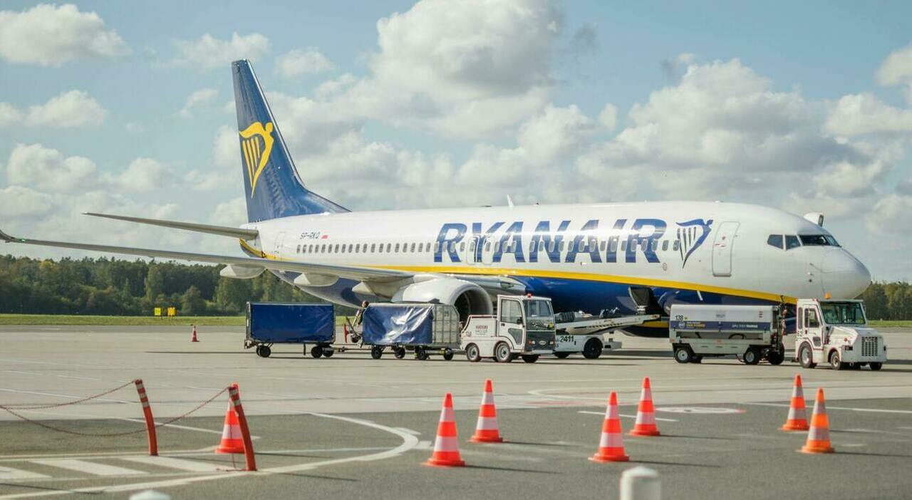 Volo Ryanair deviato in Francia per comportamenti molesti legati a un addio al celibato