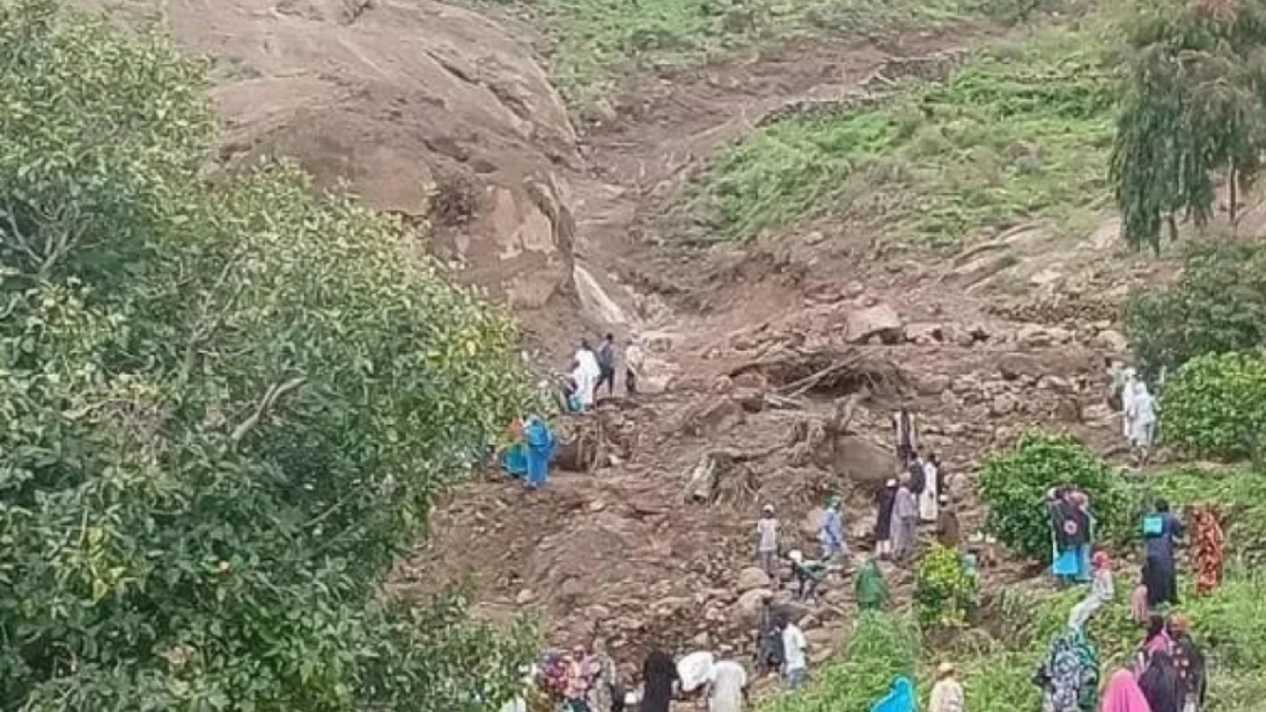 Frana travolge villaggio agricolo, oltre mille morti e un solo sopravvissuto: la tragedia che ha scioccato il mondo