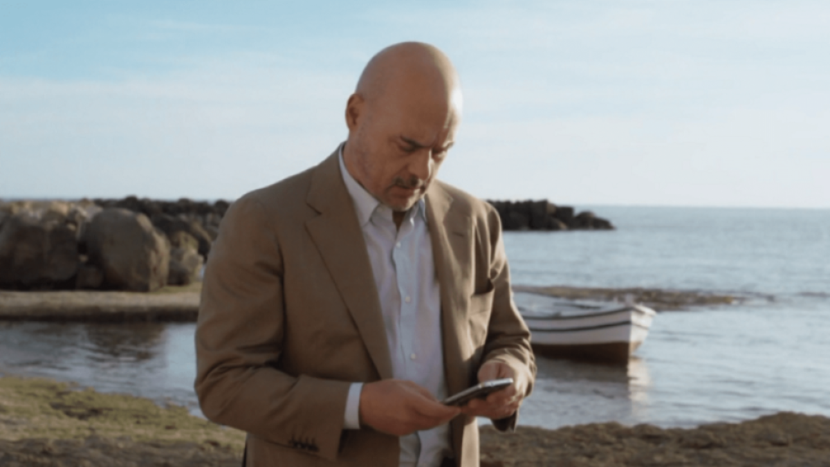 Ritorna Il Commissario Montalbano su Rai 1 con l’episodio Una Voce di Notte tra misteri e intrighi politici