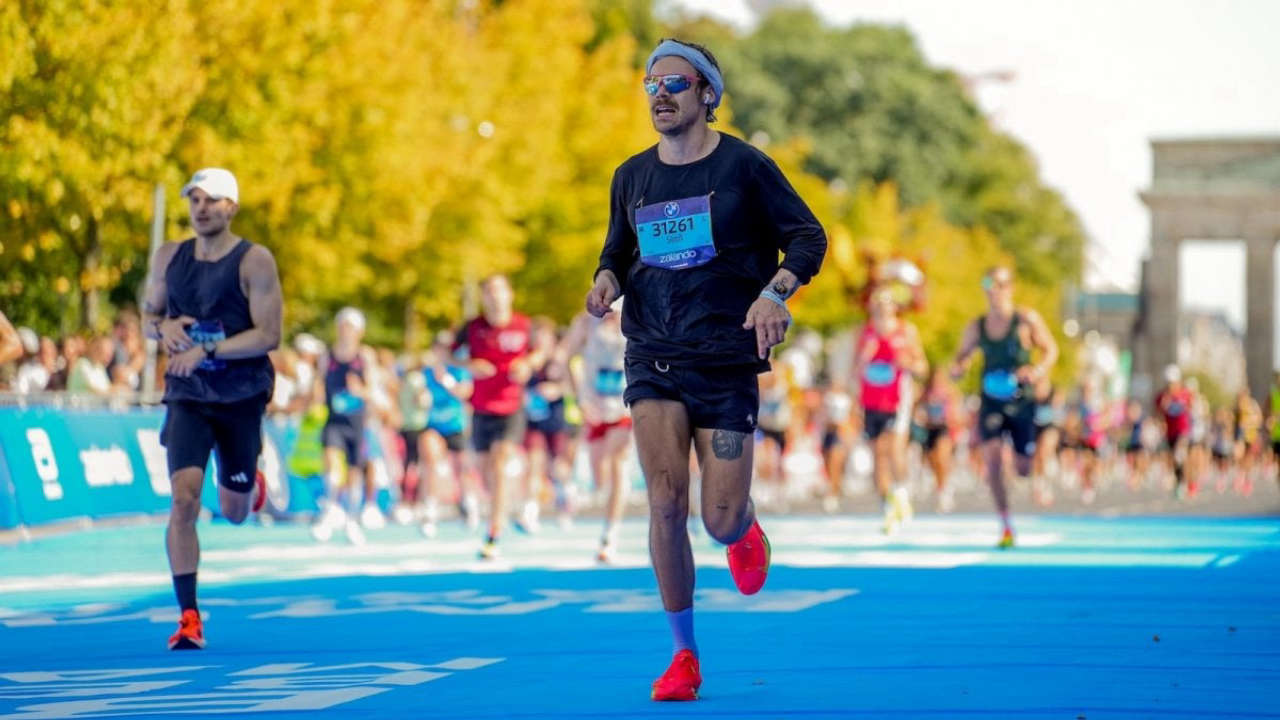 Harry Styles corre la maratona di Berlino sotto falso nome e rivela come è andata a finire
