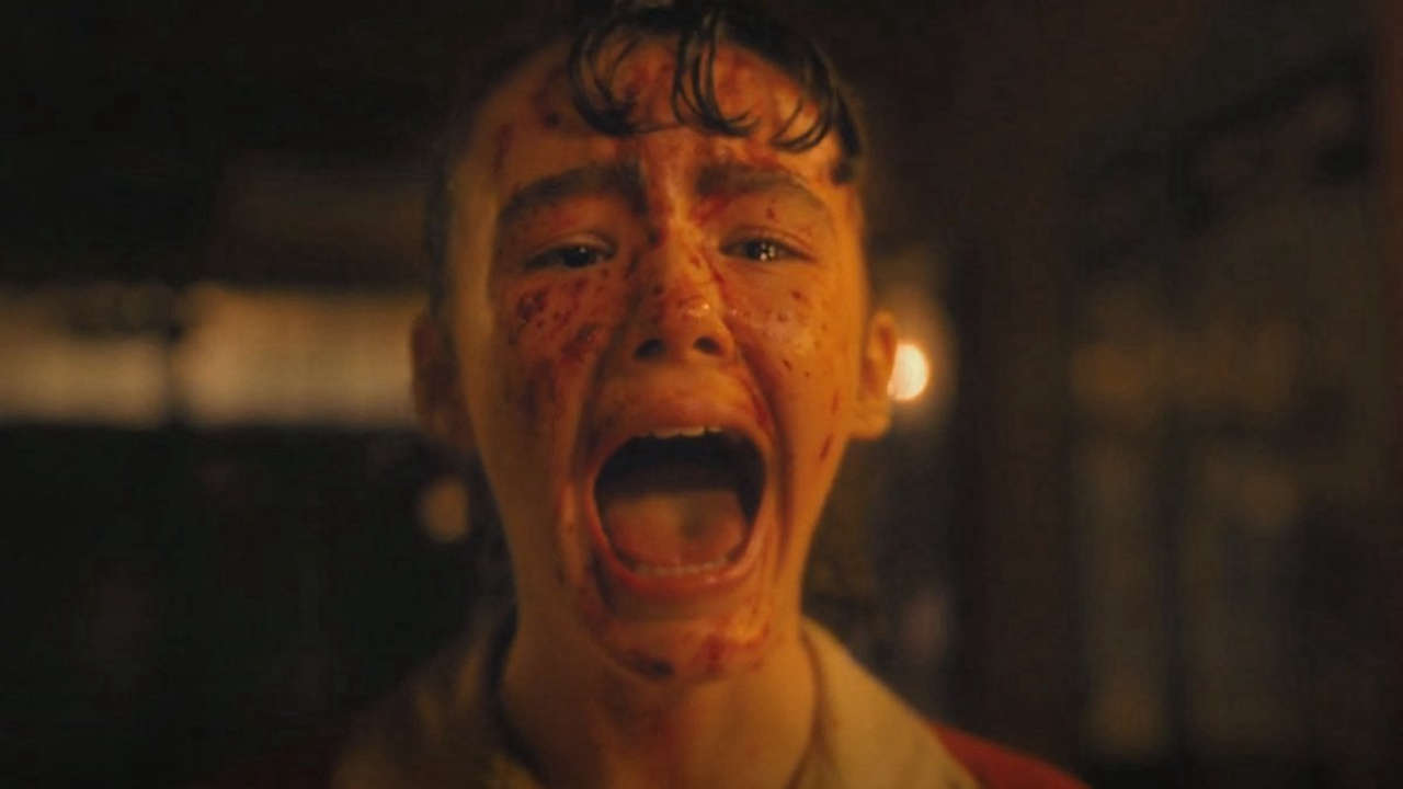 Welcome To Derry, il nuovo trailer mostra Pennywise che semina morte e terrore