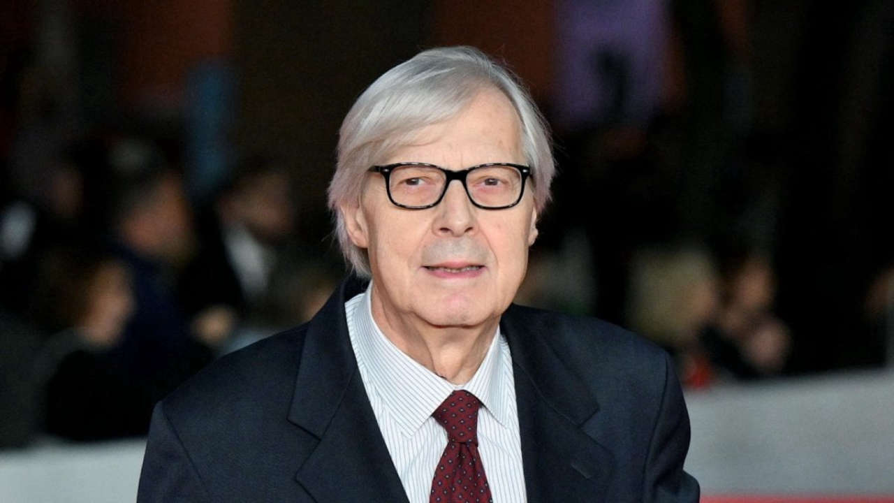 Vittorio Sgarbi riappare in pubblico per il voto nelle Marche dopo il ricovero per depressione
