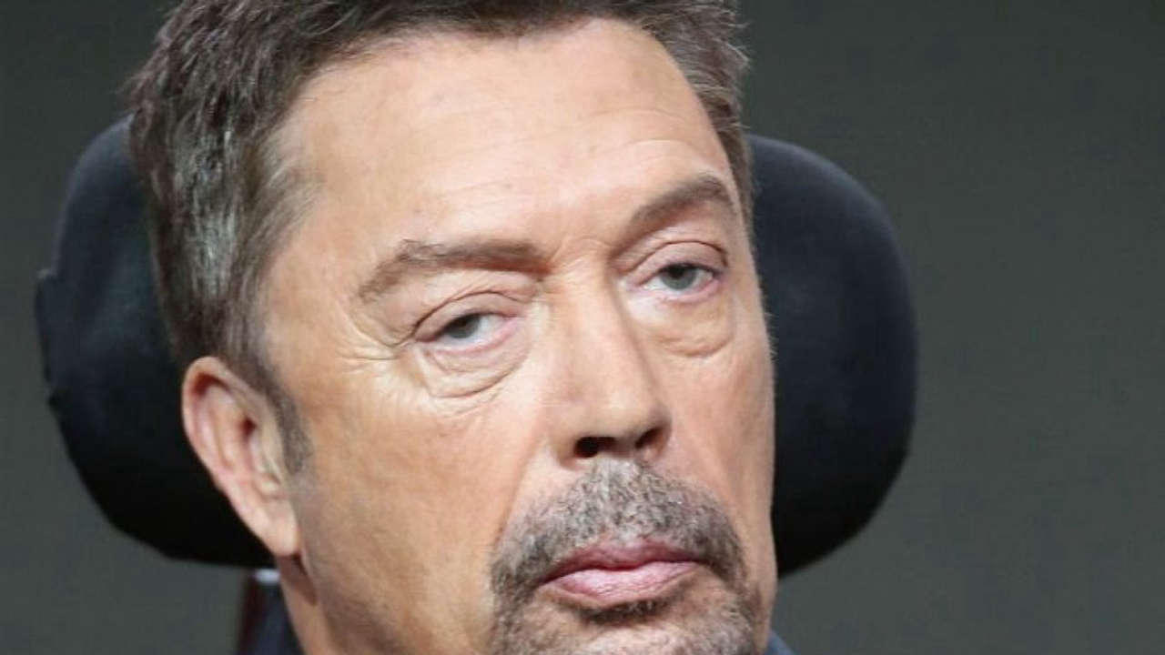 Tim Curry aggiorna i fan sulla sua salute dopo l’ictus del 2012 e parla delle sue difficoltà di movimento
