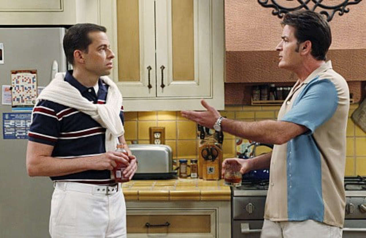 Due uomini e mezzo, Charlie Sheen riconosce la sincerità di Jon Cryer nel doc su Netflix